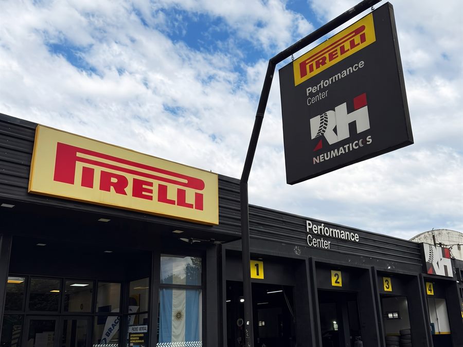 Frente de la Casa Central de RH Neumáticos en Corrientes 25, con el cartel de Pirelli Performance Center